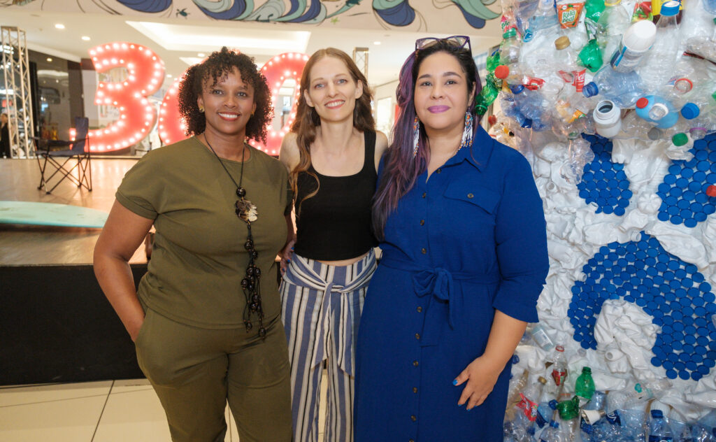 Caridad Javier artista artesana de La Monstruosa Ola de Plastico junto Soonhwa Wiesner y Yina Guerrero