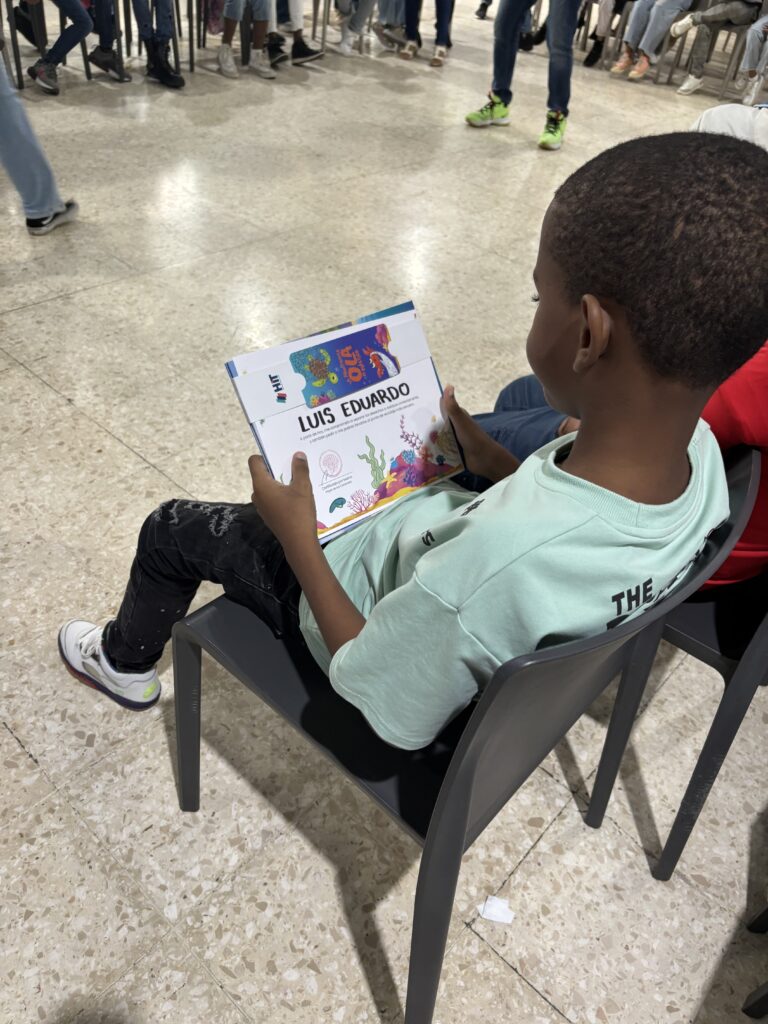 Fomentando conciencia ambiental a través de la lectura del libro "La Monstruosa Ola de Plástico" en HIT Puerto Río Haina 3 IMG 6766
